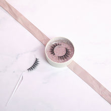 Charger l&#39;image dans la galerie, Marilyn Lashes - Minimal Chic Look to Show-stopping Drama - Lovely Lashes Pro Belgium
